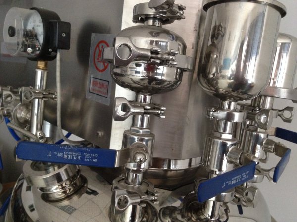如何確保真空乳化機(jī)上蓋與機(jī)體緊密貼合【鈺翔機(jī)械】